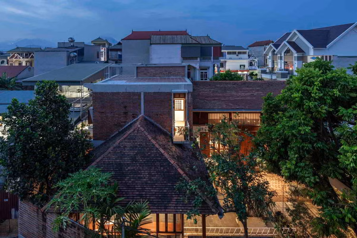 Gạch đất nung và gạch đỏ đã được lựa chọn làm vật liệu chính. Ảnh: Hiroyuki Oki