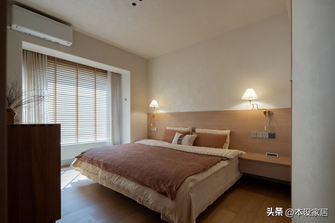 Phòng ngủ chính có tường trắng, rèm mỏng, ánh sáng tự nhiên tạo bóng đổ đẹp mắt. Ảnh: Toutiao