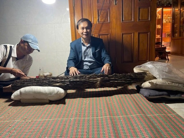 Sau khi đưa về cơ sở, khối trầm được các nghệ nhân xử lý, chế tác thủ công trong hơn 2 tháng. Ảnh: Suckhoedoisong