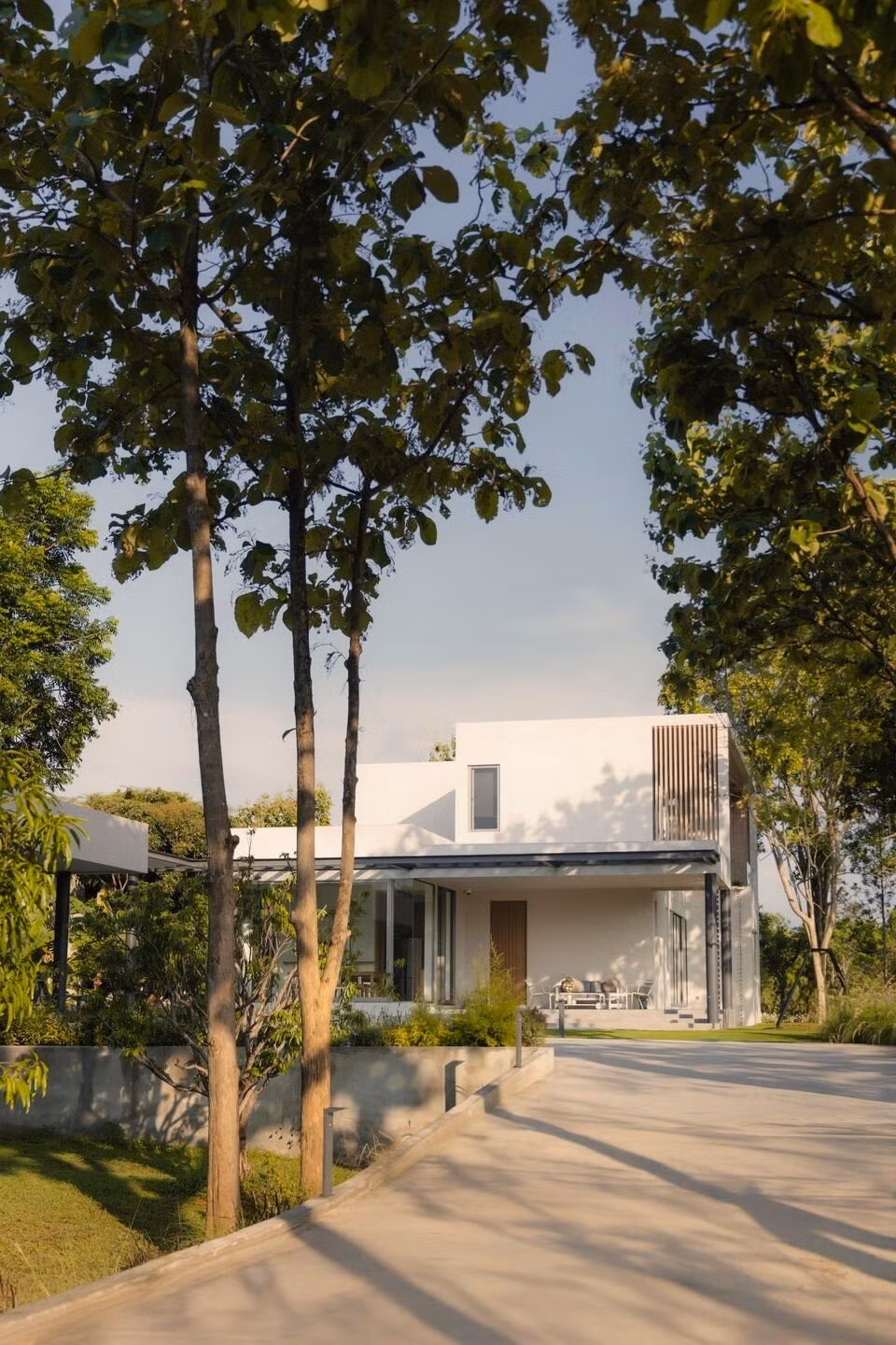 Ngôi nhà xây trên khu đất dốc, nhìn về hướng Tây – nơi sở hữu tầm nhìn ngoạn mục nhất toàn khu. Tuy nhiên, cũng chính hướng này thường đón ánh nắng gắt của buổi chiều. Ảnh: Archello