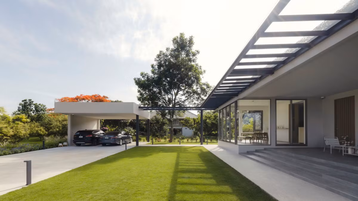 Ngôi nhà được bố trí theo trục Bắc-Nam, cho phép thông gió tự nhiên quanh năm. Ảnh: Archello