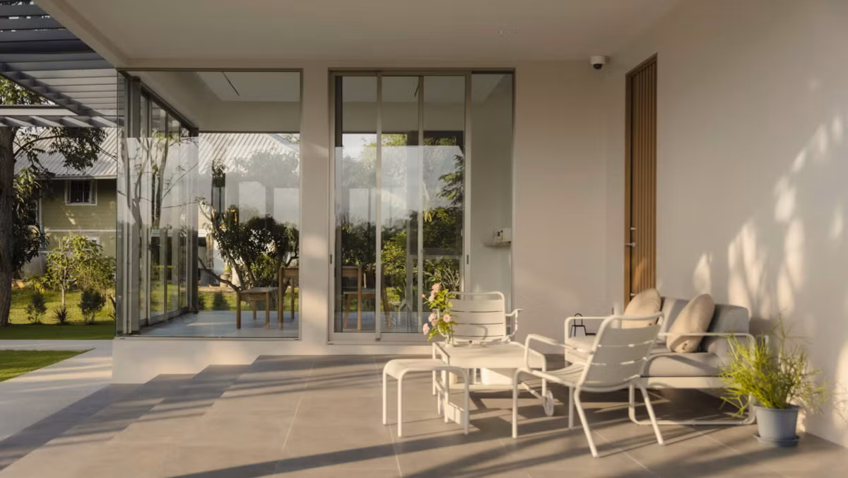 Thiết kế nội thất phản ánh sở thích của chủ nhà đối với phong cách thẩm mỹ Nhật Bản hiện đại - tối giản, ngăn nắp và hài hòa với thiên nhiên. Ảnh: Archello