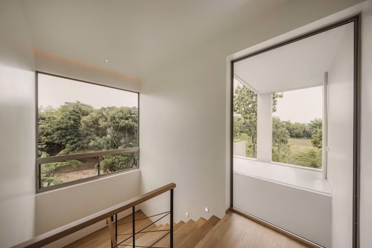 Các ô cửa lớn được tận dụng tối đa để lấy nắng gió vào nhà. Ảnh: Archello