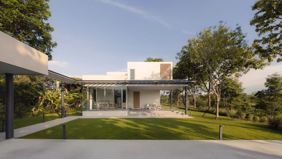 Với sự yên tĩnh, riêng tư và chất lượng môi trường đáng mơ ước, gia chủ quyết định dựng nên một căn nhà để lui về sống chậm, tách khỏi sự xô bồ thường nhật. Ảnh: Archello