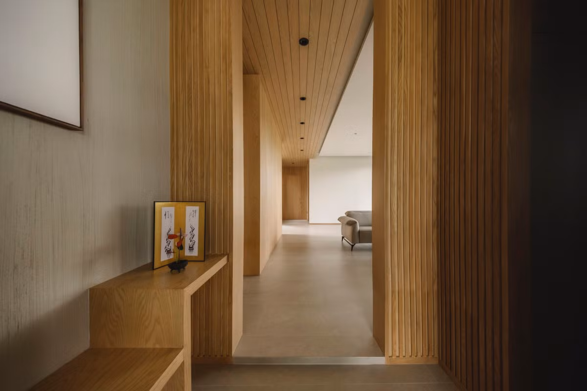 Các vật liệu tự nhiên, đặc biệt là gỗ hinoki, được sử dụng nổi bật trong cả phần hoàn thiện và đồ nội thất, tạo nên bầu không khí ấm áp, thân thiện. Ảnh: Archello