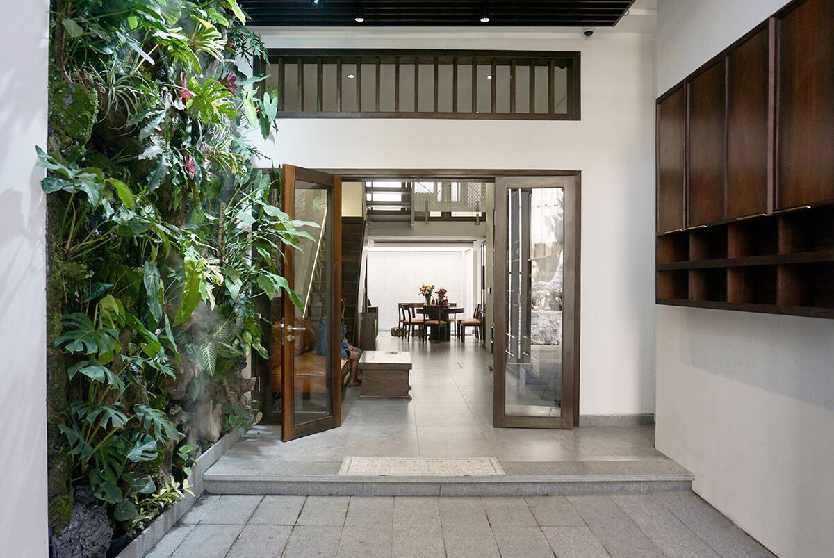 Khoảng đệm ngăn cách ngôi nhà với sự xô bồ của thế giới bên ngoài. Ảnh: Lê Quang Bình