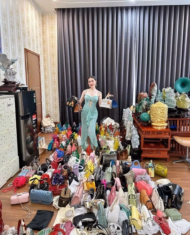 Ngân Collagen cũng từng chia sẻ về bộ sưu tập túi hiệu đắt đỏ lên đến hơn 200 chiếc. Thậm chí, cô còn phải thuê người để giúp lau dọn, bảo quản. Ảnh: Internet