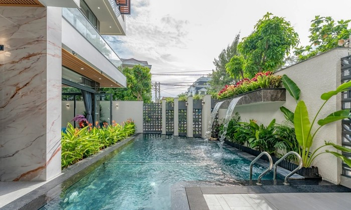 Khu vực hồ bơi trở thành lõi xanh chính, một không gian đệm hiệu quả, giúp giảm thiểu bức xạ nhiệt gián tiếp, tiếng ồn, khói bụi vào bên trong công trình. Ảnh: HAVA Studio