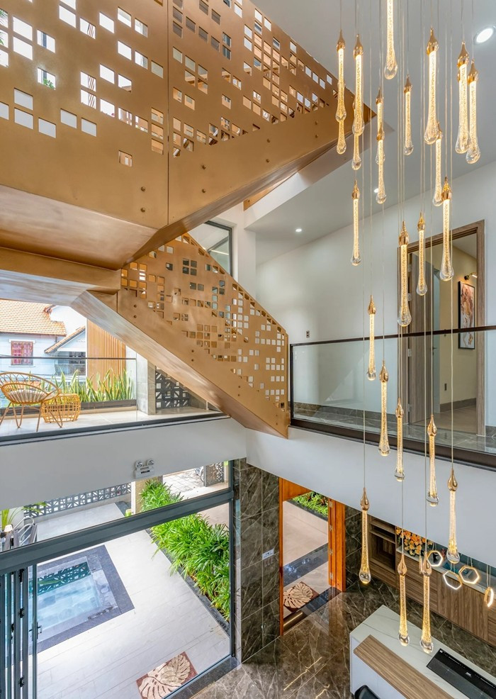 Khoảng thông tầng vừa đảm bảo tính thẩm mỹ, vừa giống như không gian thở cần thiết công trình. Ảnh: HAVA Studio