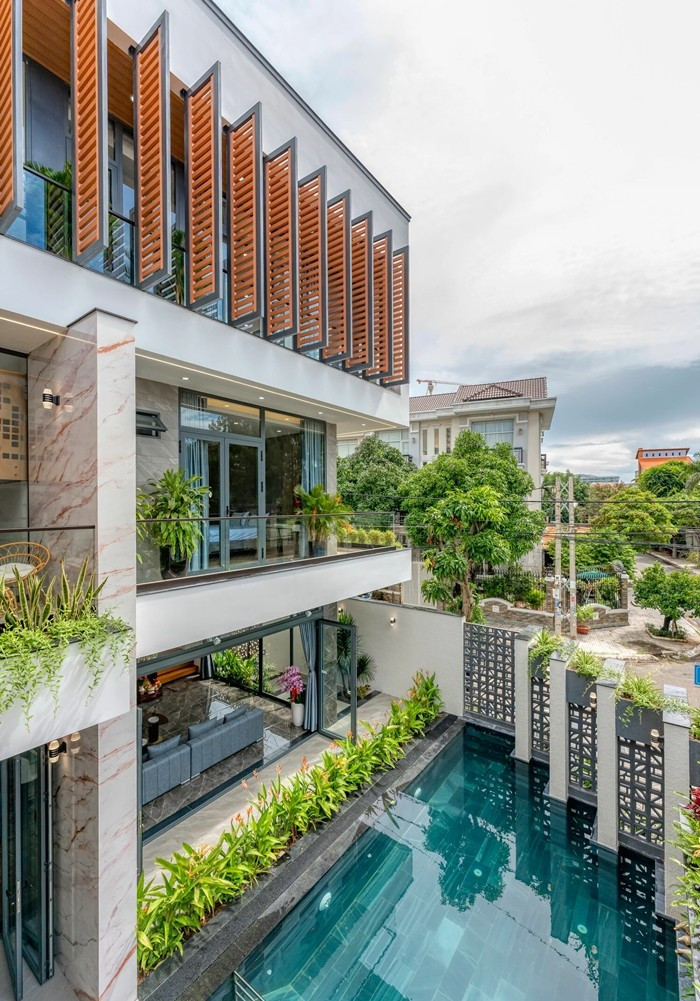 Không gian mặt nước trung tâm như điều hoà tự nhiên làm mát không gian bên trong nhà. Ảnh: HAVA Studio