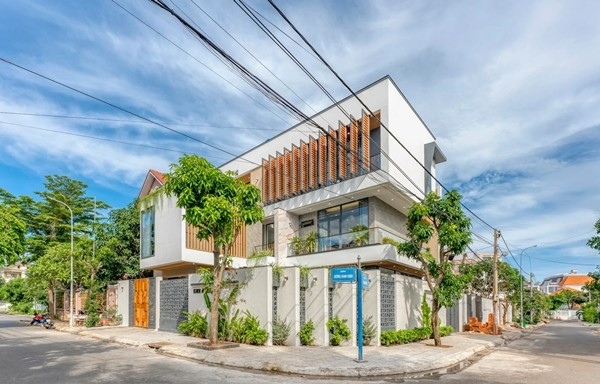 Nằm cách bờ biển Bãi Sau của Vũng Tàu khoảng 1,5 km, căn biệt thự được xây dựng với mục đích kinh doanh lưu trú phục vụ cho du lịch biển. Ảnh: HAVA Studio