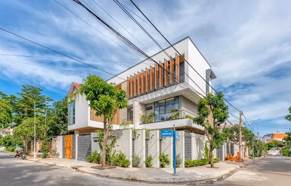 Nằm cách bờ biển Bãi Sau của Vũng Tàu khoảng 1,5 km, căn biệt thự được xây dựng với mục đích kinh doanh lưu trú phục vụ cho du lịch biển. Ảnh: HAVA Studio