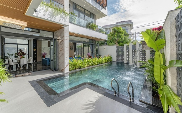 Với quỹ đất không lớn so với quy mô công năng, kiến trúc sư vẫn cố gắng tạo ra các không gian mở, không gian đệm tối ưu cho công trình, tổ chức không gian nhấn mạnh phần mặt nước và vườn cảnh quan làm trung tâm. Ảnh: HAVA Studio