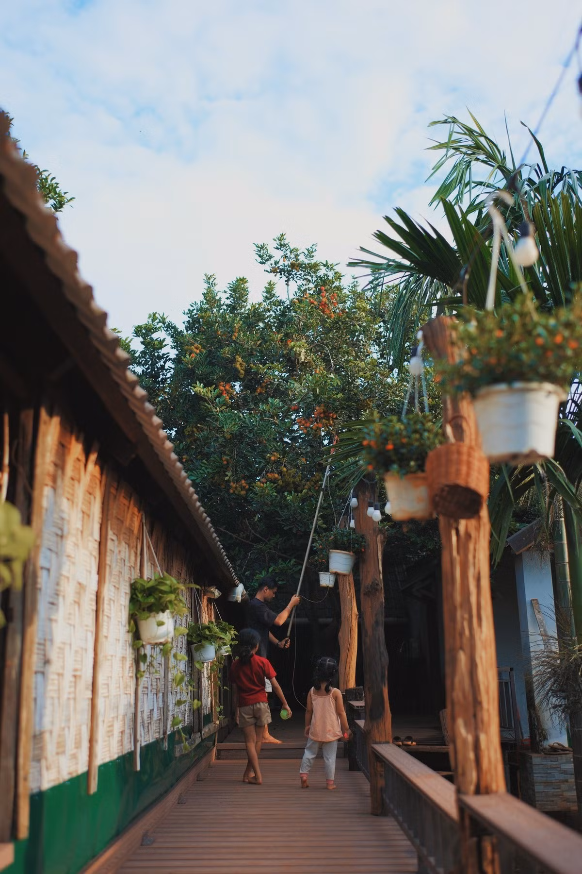 Phần hiên nhà rộng rãi, thoáng mát cũng là nơi yêu thích của H'Hen Niê, nơi cô thường xuyên ngồi ăn, trò chuyện, chơi đùa cùng gia đình. Ảnh: FBNV
