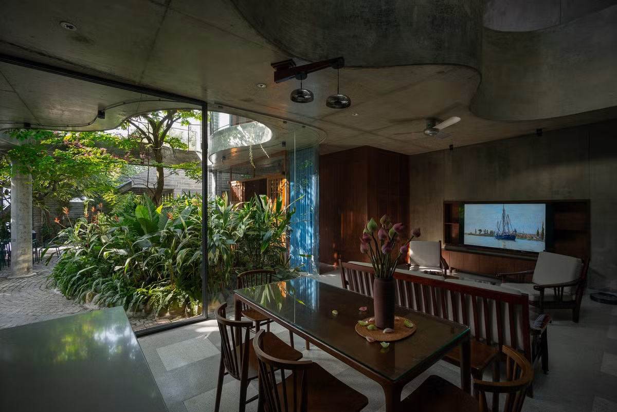Thay vào đó, các khối gỗ tạo nên không gian riêng tư, trong khi các tấm kính lớn được sử dụng để mở ra tầm nhìn hướng ra khu vườn và đón ánh sáng tự nhiên vào ban ngày. Ảnh: Quangdam
