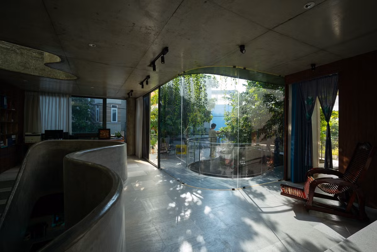 Khu đất có chiều sâu hạn chế, mỗi sàn khoảng 40m2, nhưng khoảng lùi quy hoạch lại lớn - điều này làm tăng thách thức về diện tích sử dụng. Ảnh: Quangdam