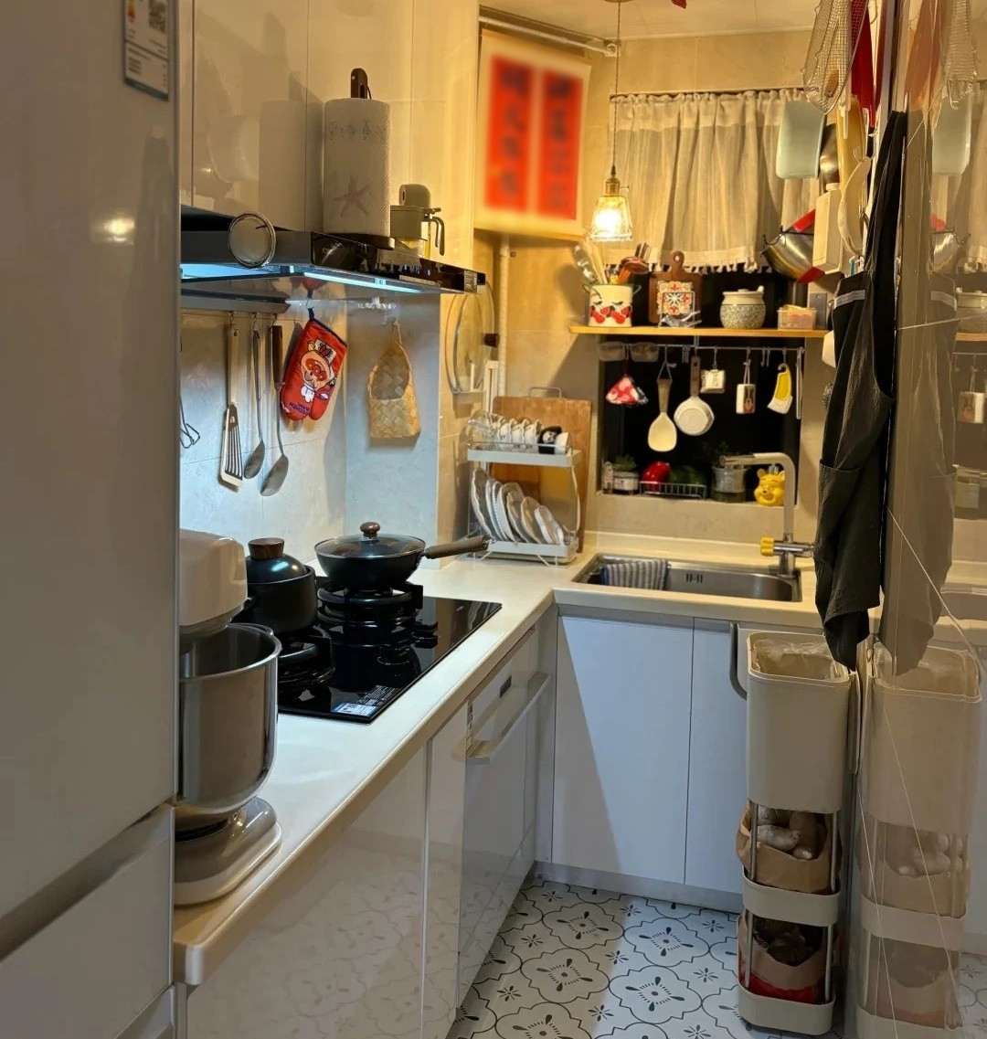 Phòng bếp được ngăn cách bằng cửa đôi màu trắng. Ảnh: Xiaohongshu