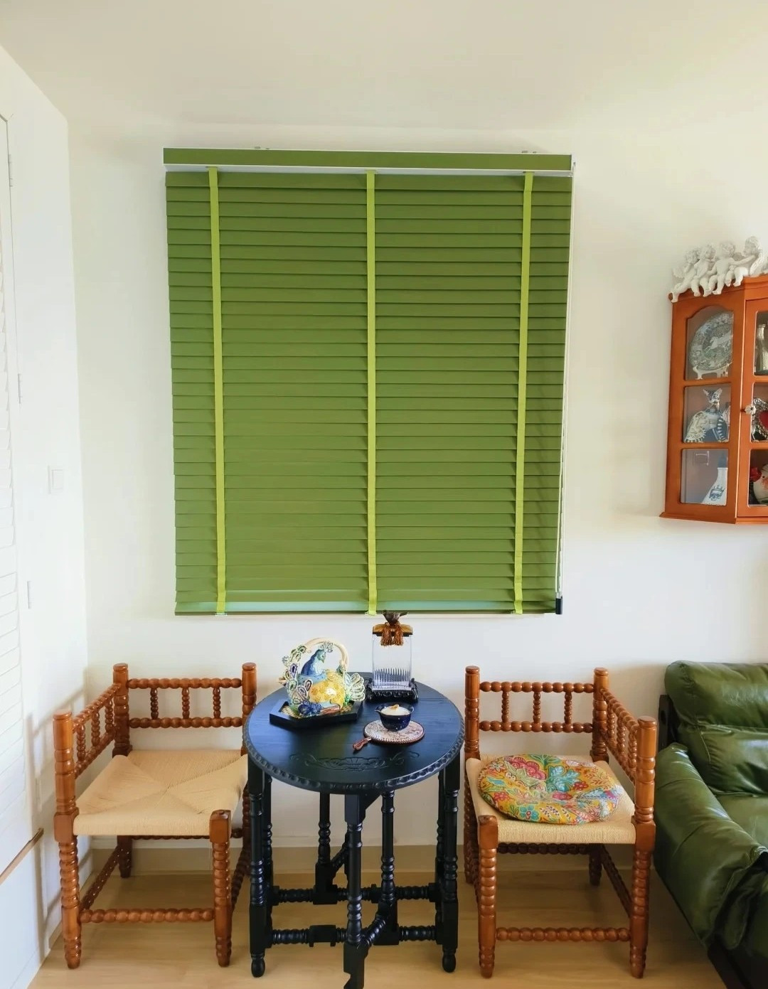 Gần cửa sổ, gia chủ bố trí góc thư giãn với bàn tròn và ghế gỗ phong cách Pháp cổ điển. Ảnh: Xiaohongshu