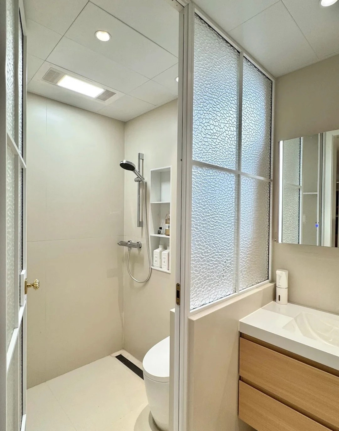 Phòng tắm ở gần cửa ra vào, thiết kế tách khu khô - ướt. Ảnh: Xiaohongshu