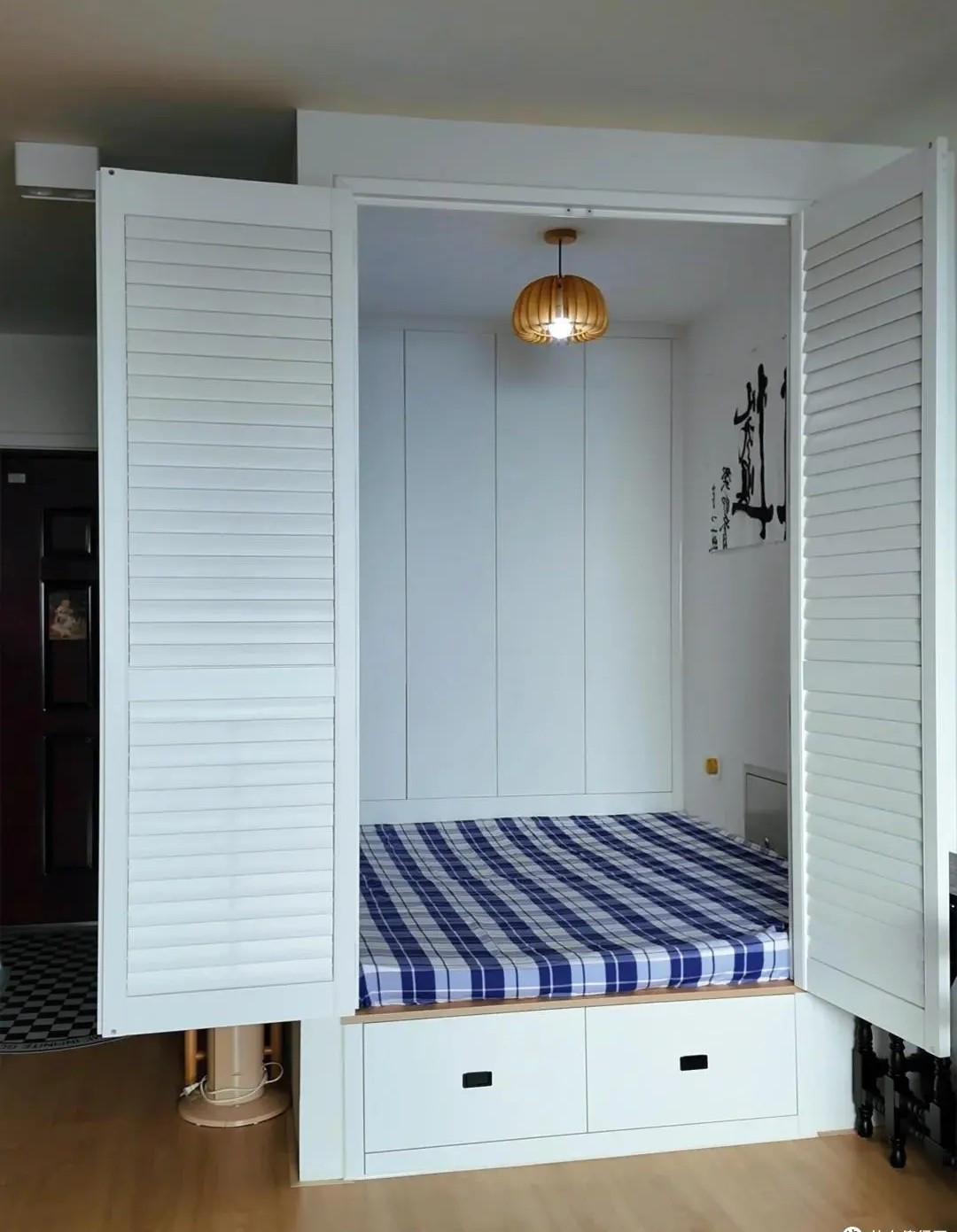 Phía dưới giường là kệ cất đồ ít dùng. Ảnh: Xiaohongshu