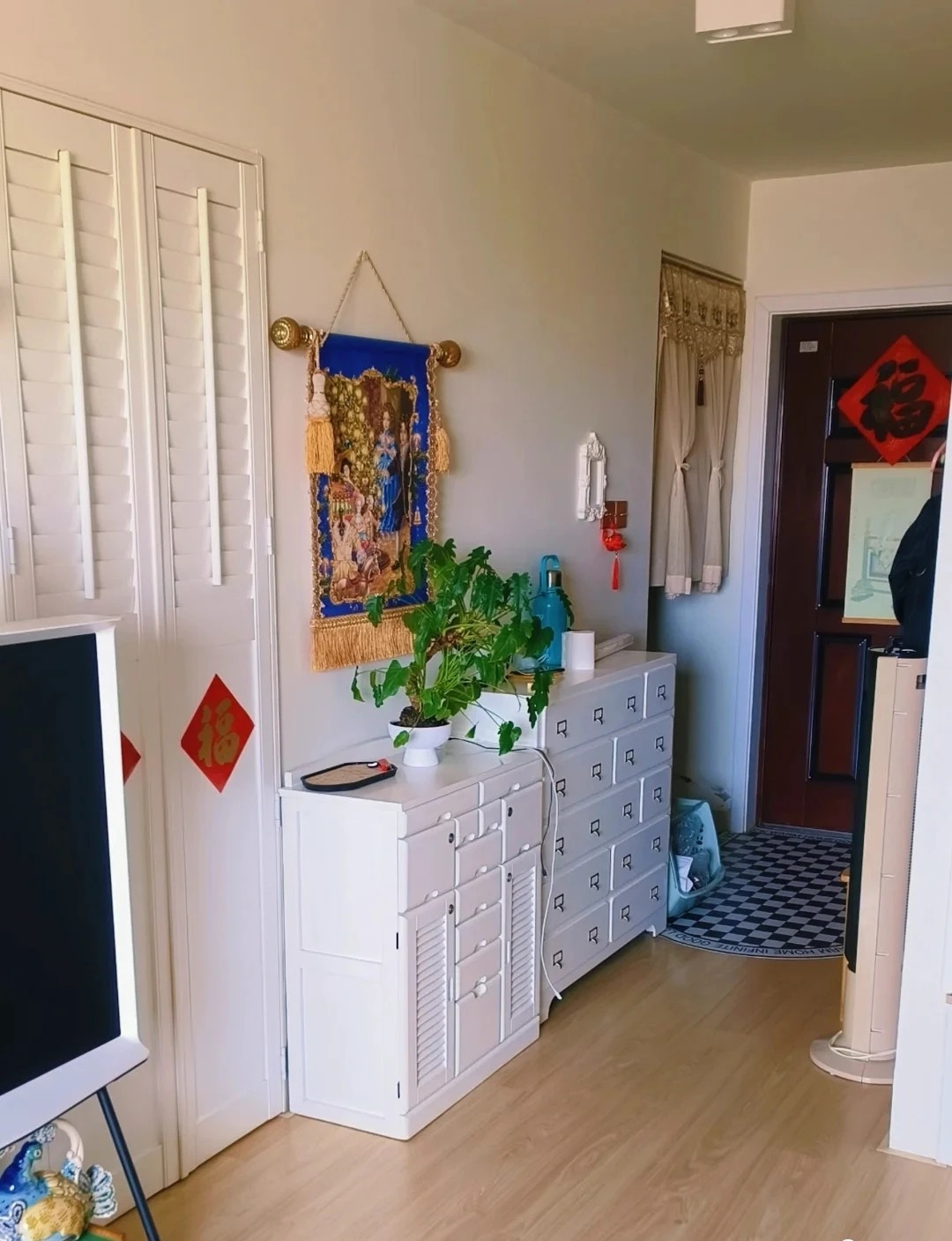 Một chàng trai sinh năm 1995, làm trong ngành thời trang tại Trung Quốc khiến cộng đồng mạng “mắt tròn mắt dẹt” khi biến không gian 33m2 thành tổ ấm tiện nghi giữa thành phố Bắc Kinh đắt đỏ. Ảnh: Xiaohongshu