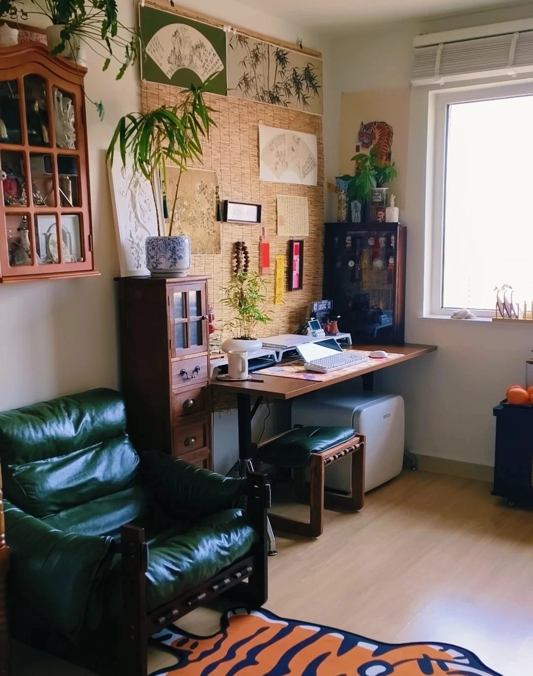 Khu vực làm việc kết hợp thêm các yếu tố truyền thống như mây tre, tranh thủy mặc, thư pháp... tạo không gian mang đậm dấu ấn cá nhân. Ảnh: Xiaohongshu