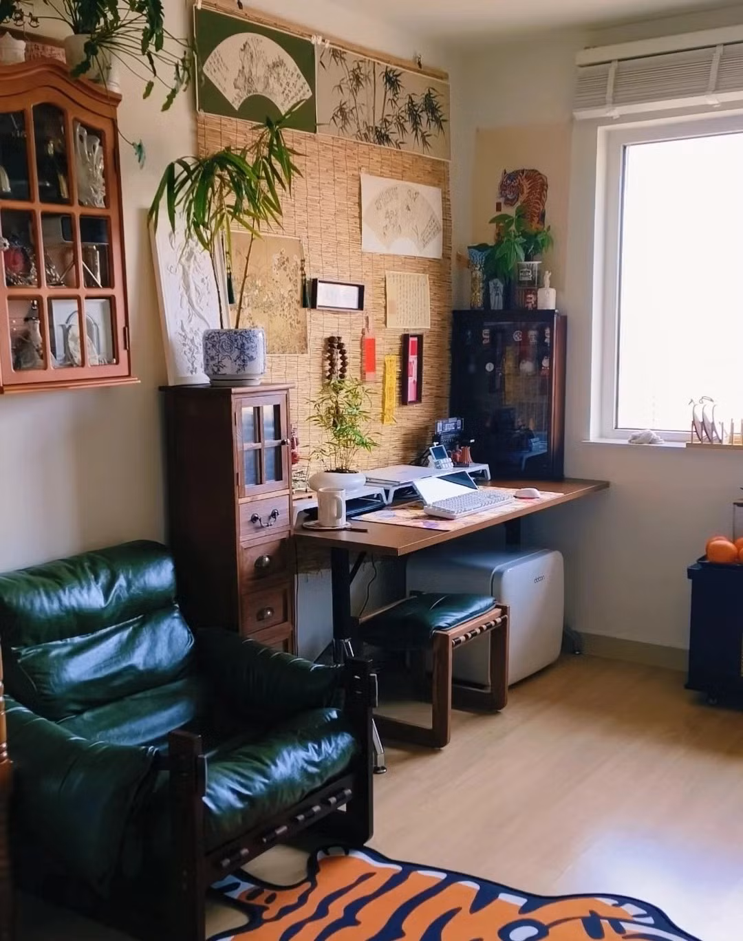 Khu vực làm việc kết hợp thêm các yếu tố truyền thống như mây tre, tranh thủy mặc, thư pháp... tạo không gian mang đậm dấu ấn cá nhân. Ảnh: Xiaohongshu