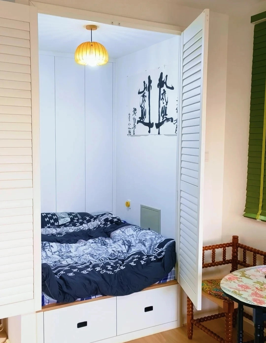 Với gam màu trắng chủ đạo, không gian nhỏ không bị ngột ngạt. Ảnh: Xiaohongshu