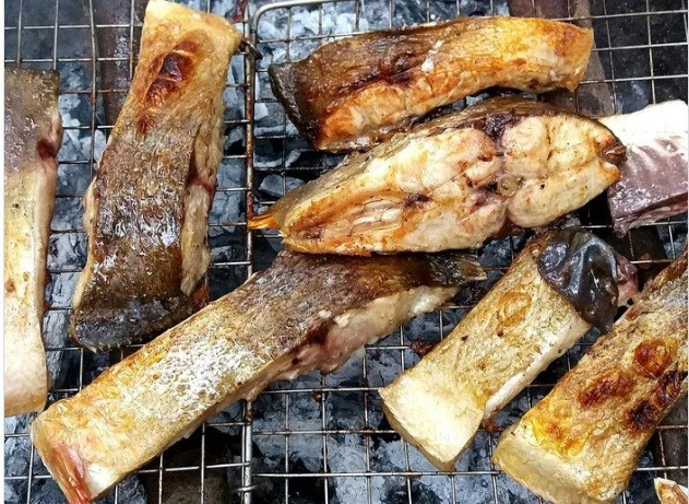 Trên chợ mạng, cá từ bi được rao bán với giá khoảng 200.000 đồng/kg. Nhiều thực khách săn lùng bởi sự quý hiếm và hương vị độc đáo. Ảnh: Saostar