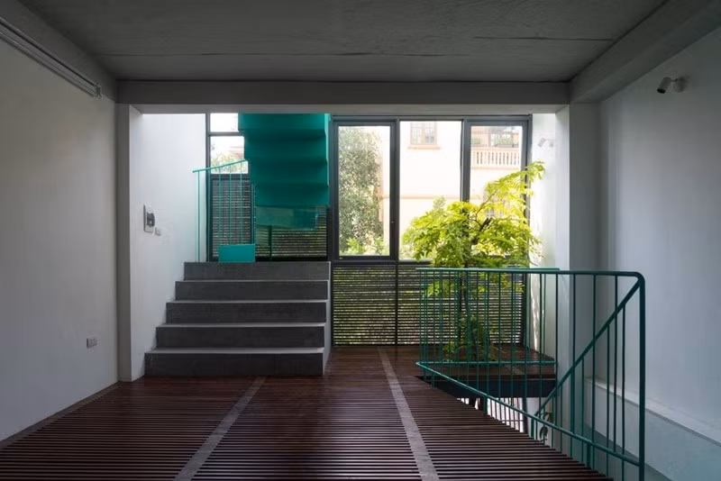 Sàn ở khu lên xuống cầu thang ở dạng khung gỗ. Ảnh: Triệu Chiến