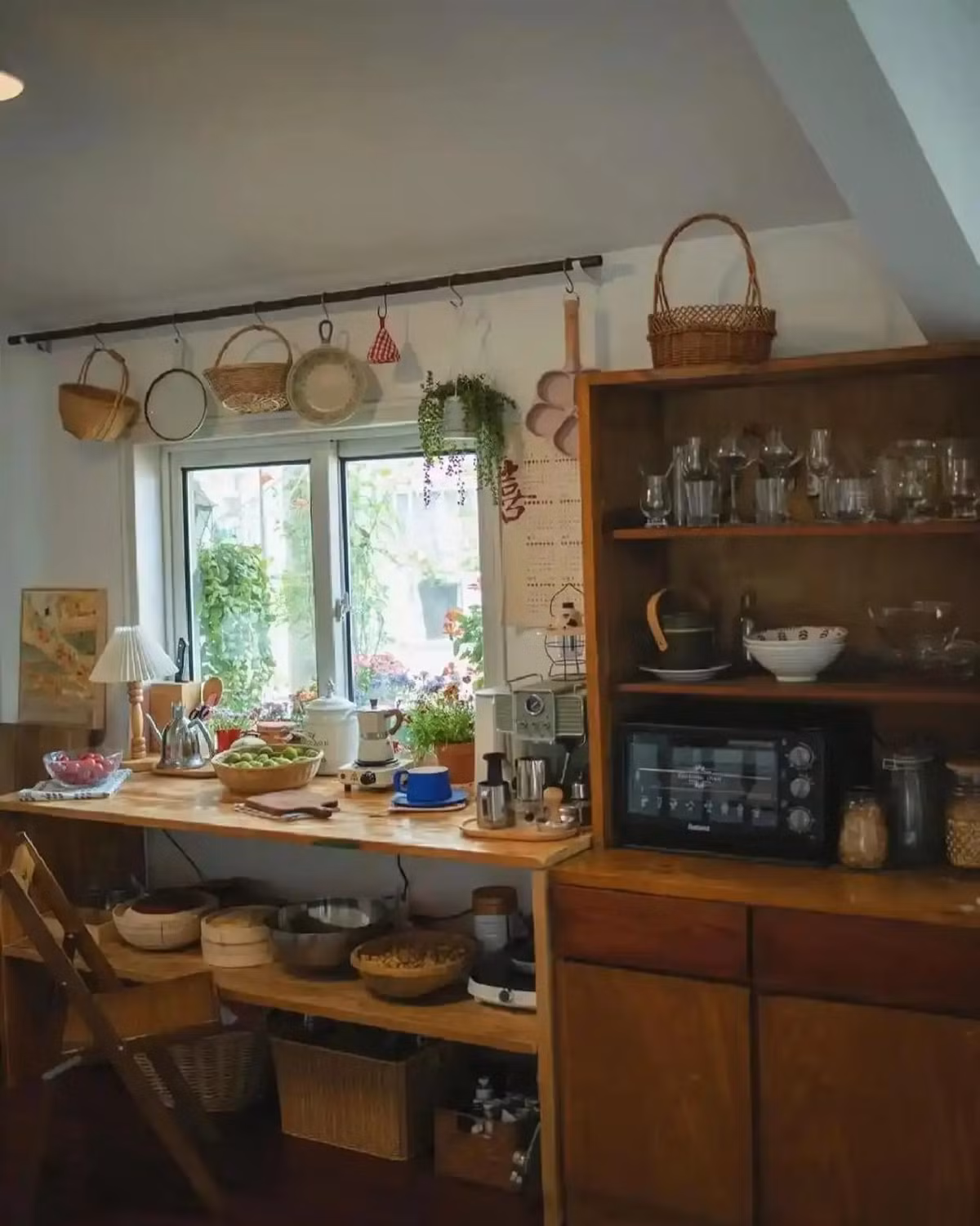 Phòng bếp giống tạp hóa nhỏ, nơi có đầy đủ vật dụng cần thiết, đủ màu sắc nhưng sạch sẽ. Ảnh: Baidu