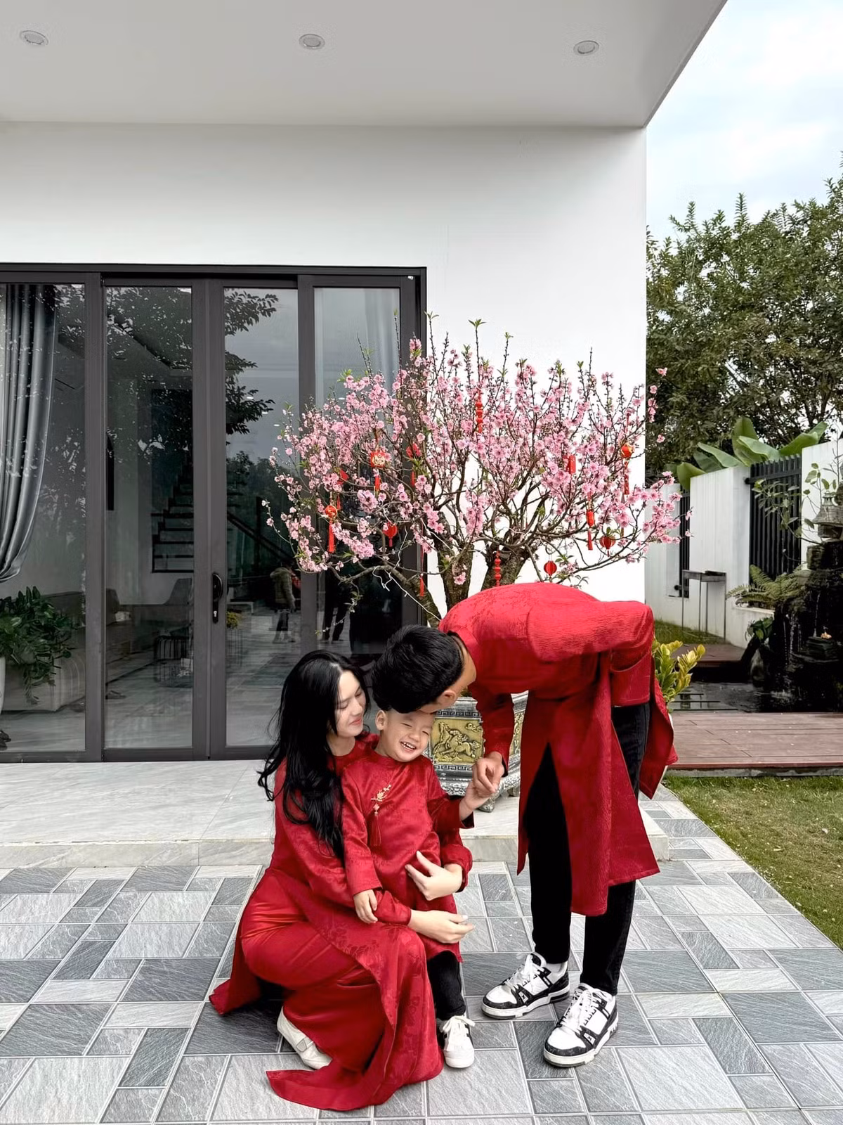 Đây là nơi nghỉ ngơi thoải mái và tiện nghi của gia đình nam cầu thủ mỗi khi về thăm quê. Ảnh: FB Ngô Tố Uyên