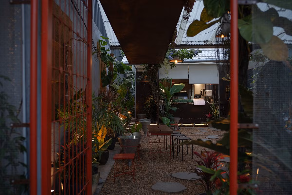 Các vách ngăn mềm, ngụ ý được giới thiệu để xác định không gian theo cách cho phép chuyển tiếp trôi chảy thay vì ranh giới cứng nhắc. Ảnh: Quang Đàm