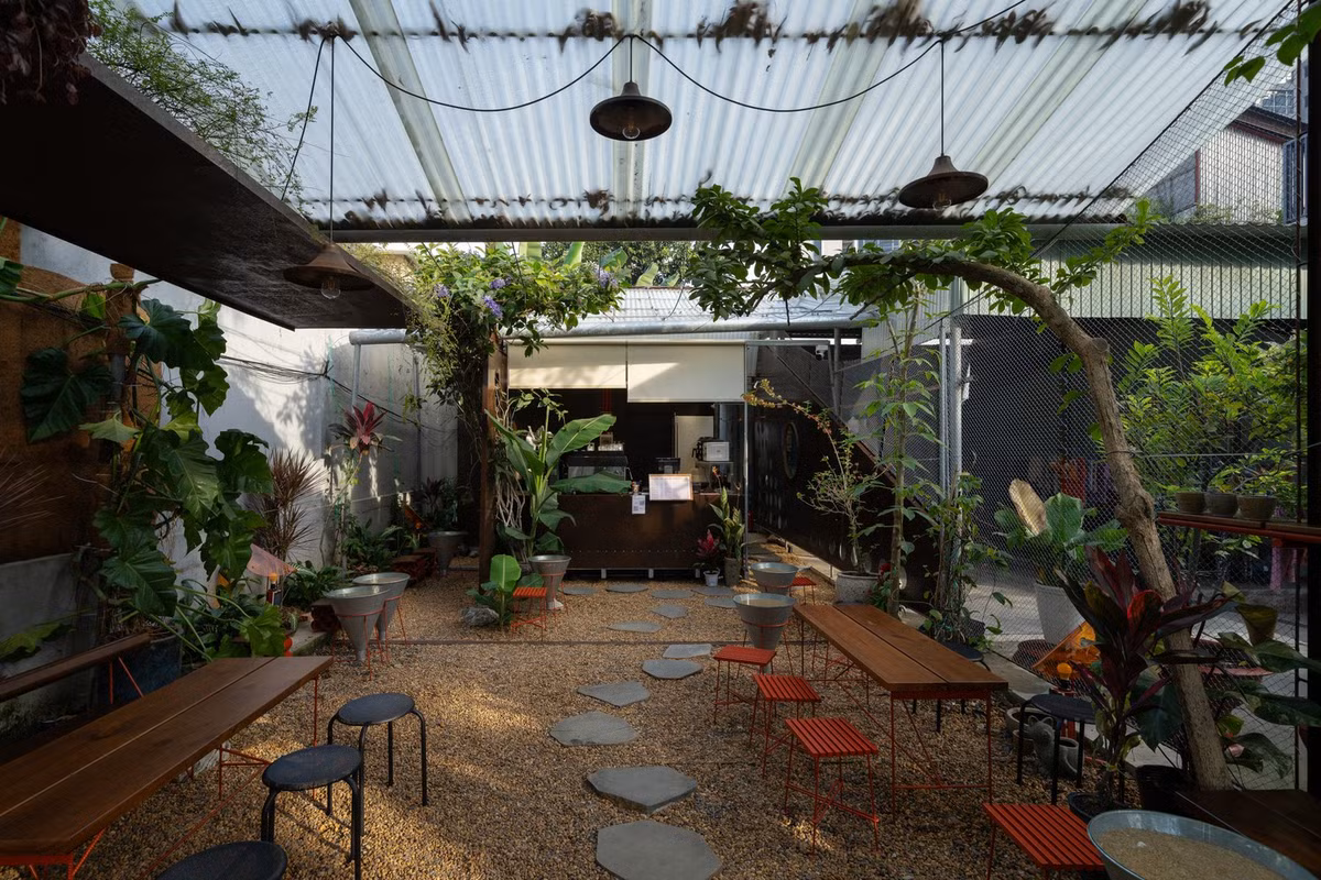 Mảnh đất ban đầu là khu vườn nhỏ gắn liền với một ngôi nhà cũ, nay được cải tạo thành quán cà phê phục vụ đồ ăn và đồ uống có nguồn gốc thực vật. Ảnh: Quang Đàm