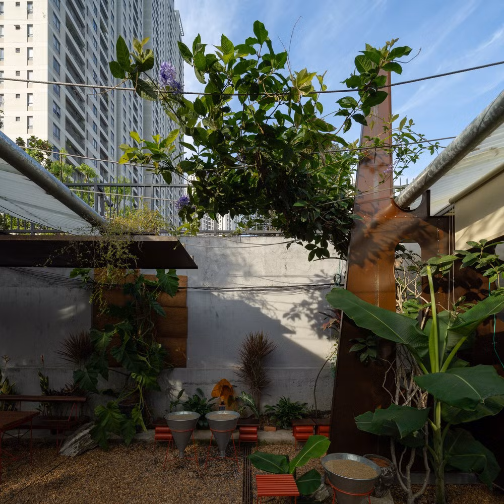 Các vách ngăn được "làm riêng" từ các tấm thép chịu thời tiết dày 3mm, các cạnh được uốn cong để gia cố, gợi lên sự ấm áp của những thanh gỗ cũ. Ảnh: Quang Đàm