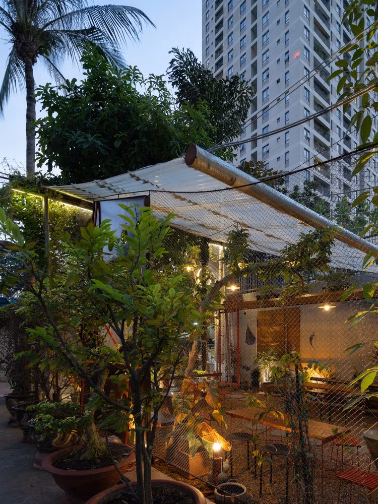 Theo đó, kiến trúc sư chọn cách tiếp cận tối giản, giữ nguyên bản chất của khu đất, chỉ thực hiện những điều chỉnh tinh tế để định hình một không gian mới, không phá vỡ sự cân bằng hiện có. Ảnh: Quang Đàm