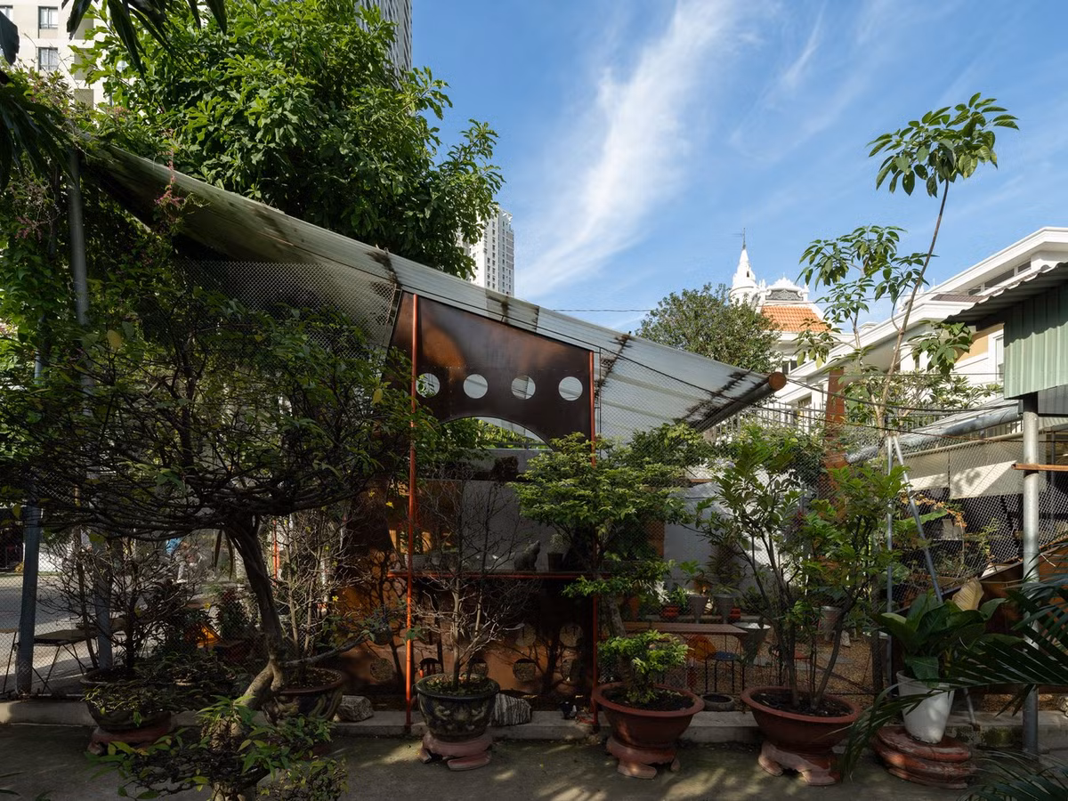 Trong kiến ​​trúc, chúng ta thường quen với việc thêm vào – một cấu trúc mới nổi lên như một dấu hiệu của sự hiện diện của con người in sâu vào thiên nhiên. Tuy nhiên, với dự án O Plant-based Thao Dien Cafe, kiến trúc sư chọn một cách tiếp cận khác: thay vì thêm vào là loại bỏ các can thiệp nhân tạo. Ảnh: Quang Dam