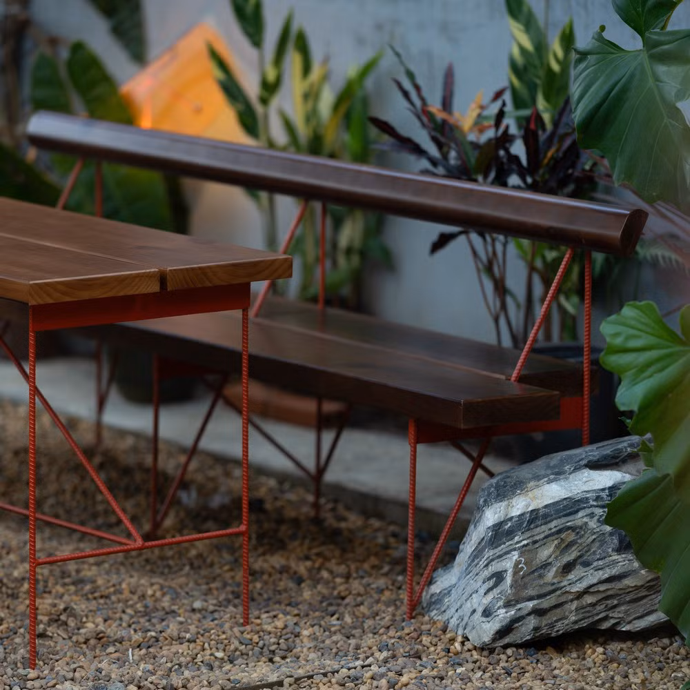 Các yếu tố này thiết lập vùng chức năng một cách tự nhiên, đảm bảo sự riêng tư trong khi vẫn duy trì kết nối chặt chẽ với khu vườn. Ảnh: Quang Đàm