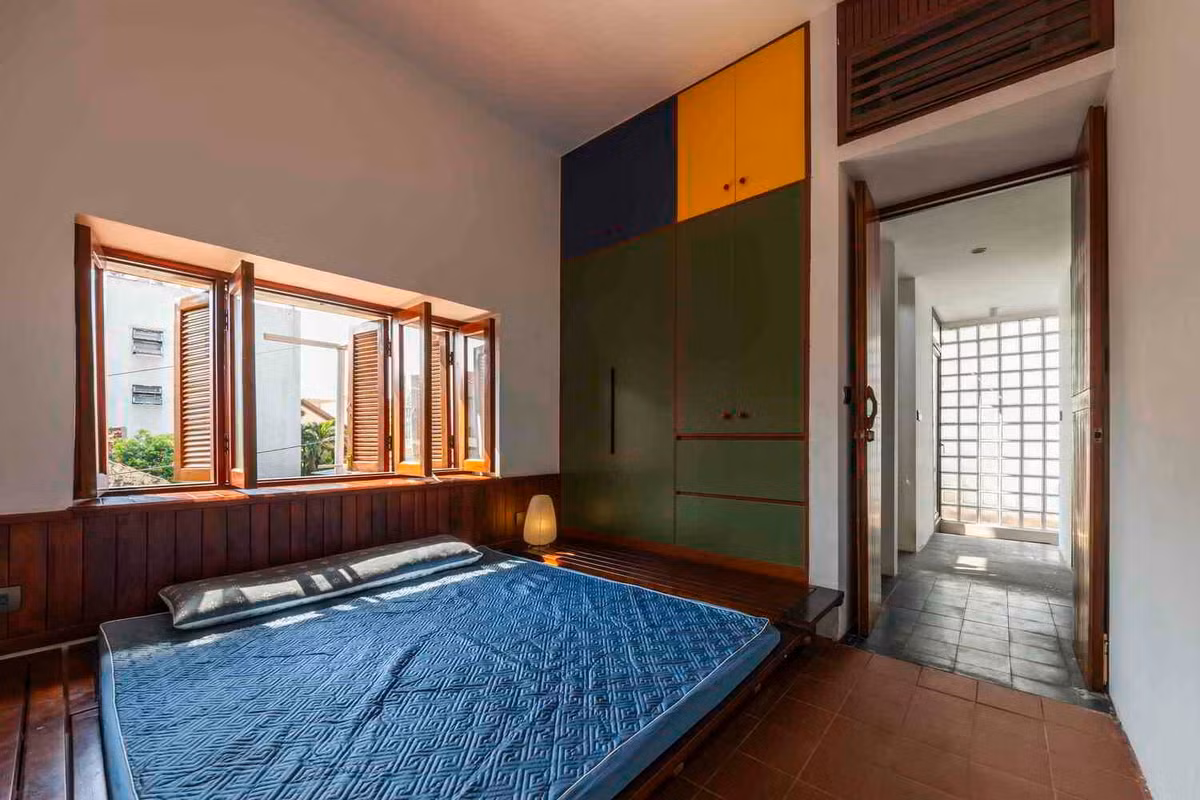 Phòng ngủ tối giản nhưng vẫn đảm bảo sự thoải mái khi sinh hoạt. Ảnh: Hiroyuki Oki