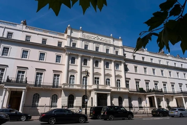 Nhà phố đối diện Belgrave Square, London (Anh), giá 180 triệu USD, được thiết kế từ năm 1824 và xếp hạng di sản Grade I, công trình 7 tầng này là một trong những nhà ở tư nhân hiếm hoi còn giữ nguyên giá trị lịch sử tại London. Ảnh: Mike Kemp