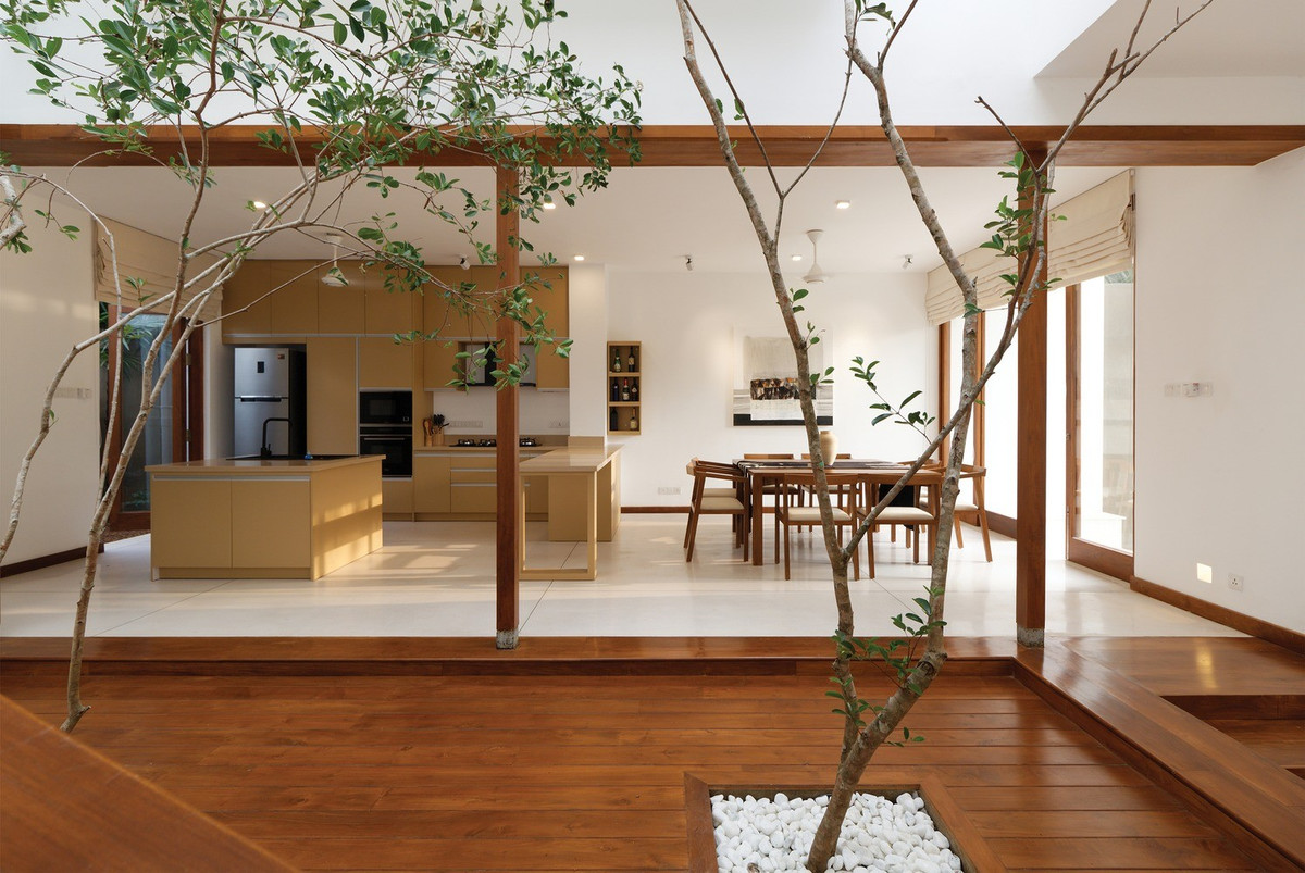 Khung cửa kính cỡ lớn được tận dụng tối đa giúp lưu thông gió và ánh sáng trong nhà. Ảnh: Dilanka Bandara