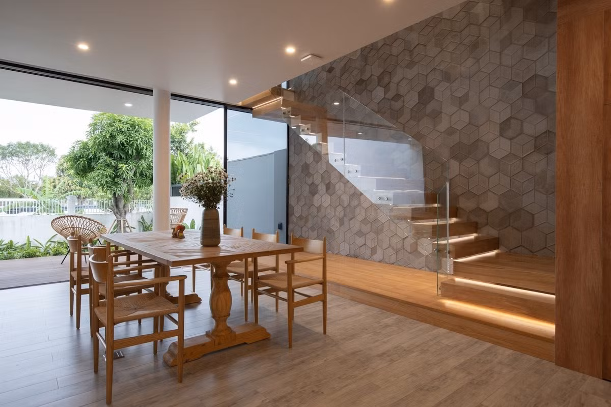 Theo đó, ngôi nhà được định vị ở phía trước lô đất, tạo ra một không gian vườn lớn phía sau. Ảnh: Tô Hữu Dũng