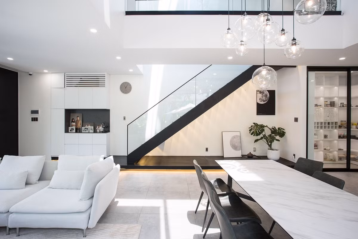 Thứ hai là giải pháp công nghệ, dùng các tấm chống nóng có độ dày 3cm để ốp bên ngoài các bức tường chịu hướng nắng chính. Ảnh: Arch. Tô Hữu Dũng