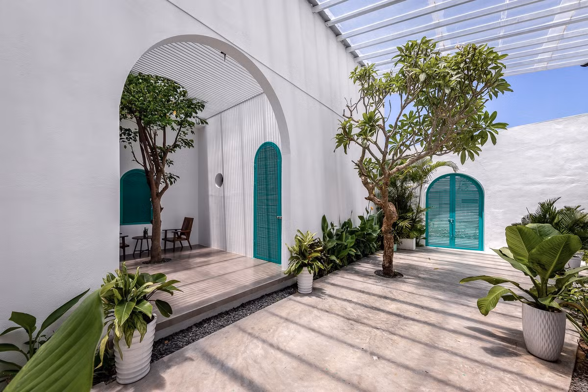 Nhờ đó, các không gian trong nhà luôn tràn ngập ánh sáng tự nhiên, giúp tiết kiệm điện năng sử dụng vào ban ngày cho gia đình. Ảnh: Minq Bui