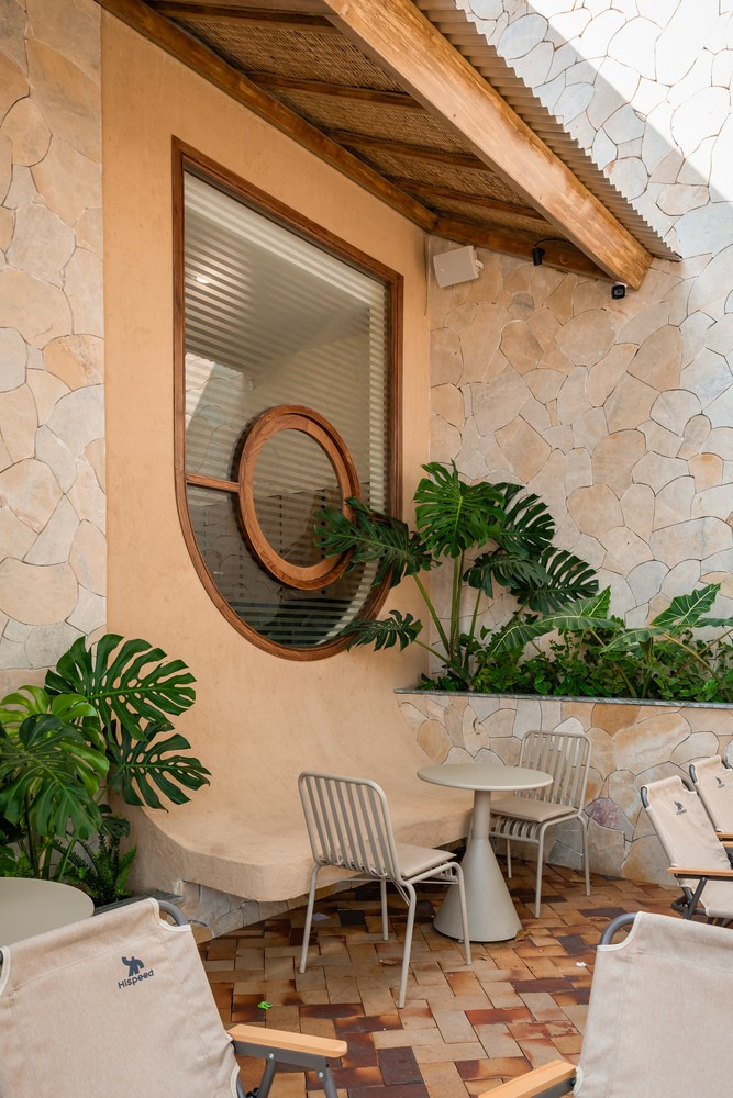 Cửa sổ lớn mở rộng tầm nhìn ra bên ngoài, tối đa hóa ánh sáng tự nhiên và mang lại sức sống cho các không gian trong nhà nhỏ gọn. Ảnh: Minq Bui