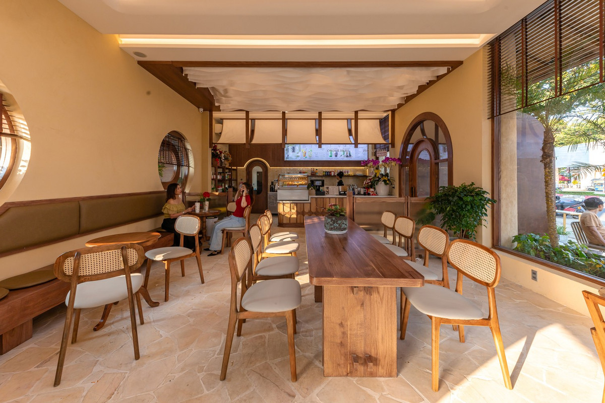 Bên trong, ngôn ngữ thiết kế mộc mạc tiếp tục được thể hiện một cách liền mạch. Ảnh: Minq Bui