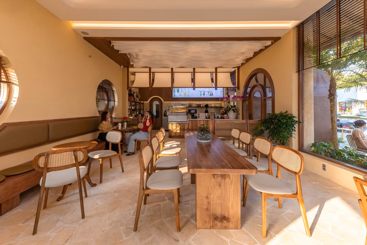 Bên trong, ngôn ngữ thiết kế mộc mạc tiếp tục được thể hiện một cách liền mạch. Ảnh: Minq Bui