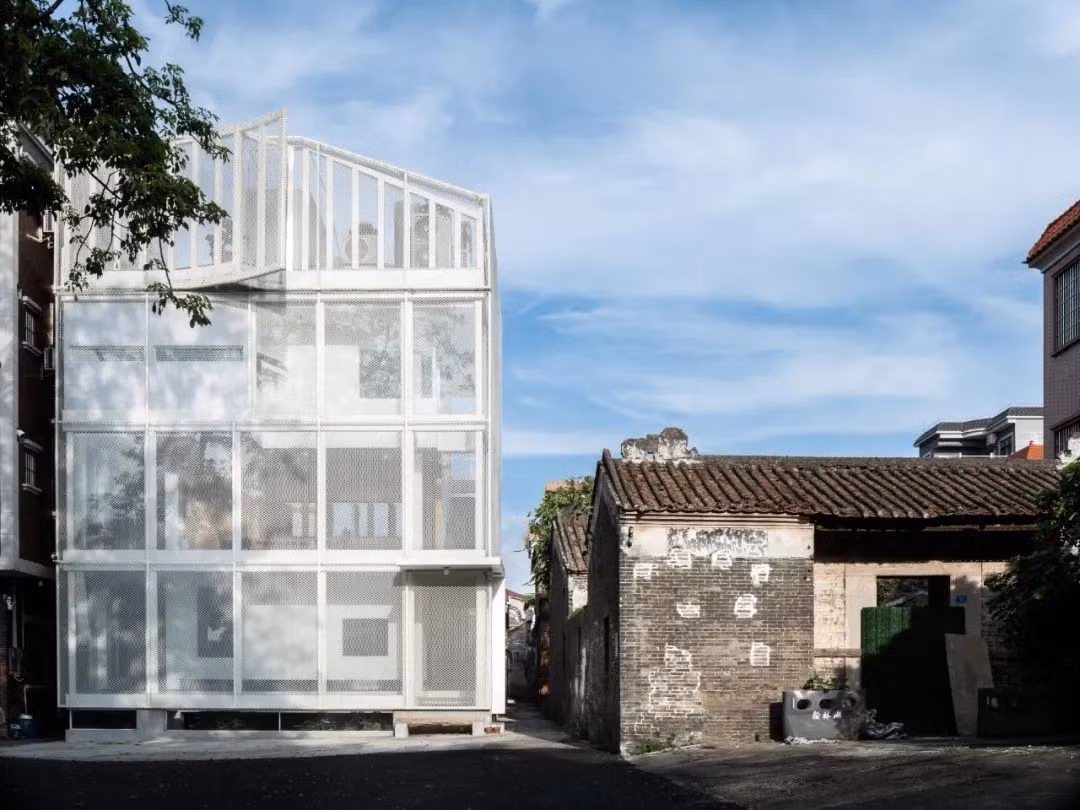 Nhưng thực tế, bố cục ngôi nhà khá đặc biệt, có 2 lớp bao gồm không gian sinh hoạt là các phòng bên trong có cửa gỗ kín đáo và bao bên ngoài là các dãy hành lang. Ảnh: Sohu