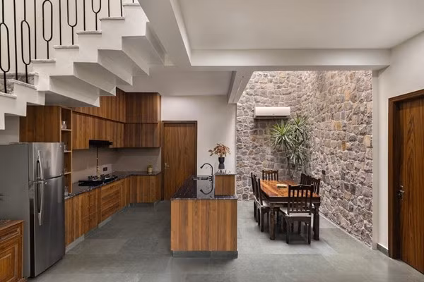 Bếp và khu vực ăn uống được bố trí dọc theo trung tâm, trở thành trái tim trong các hoạt động sinh hoạt của ngôi nhà. Ảnh: Purnesh Dev Nikhanj