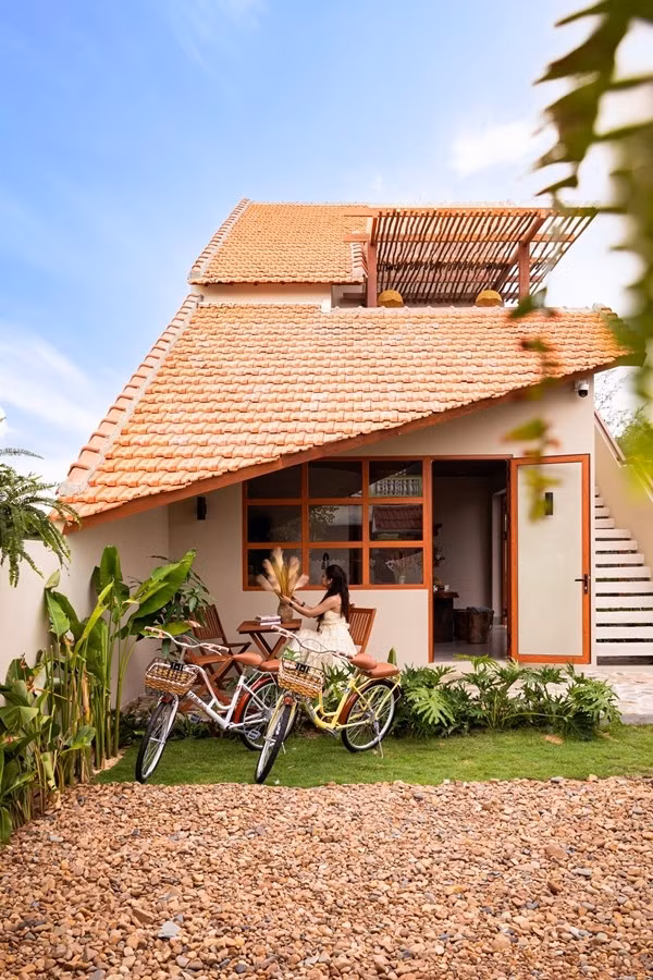 Ý tưởng thiết kế bắt nguồn từ chất liệu dân gian đặc trưng Việt Nam là mái ngói. Ảnh: Bùi Minh Quốc